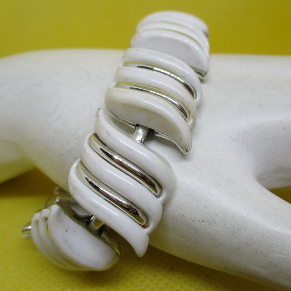 CORO Bracelet White LUCITE SILVER Tone Metal Wave Shaped Sections Bracelet VTG - Picture 5 of 11
